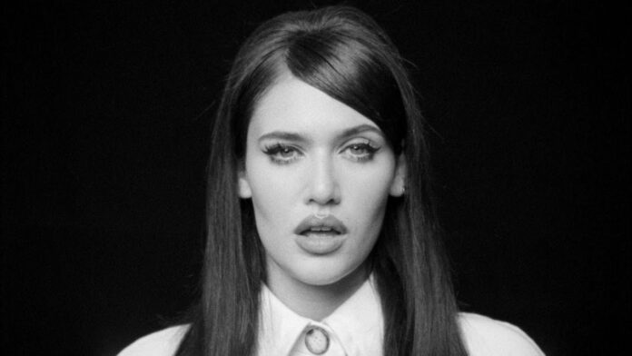 SIENNA SPIRO - Die On This Hill MV