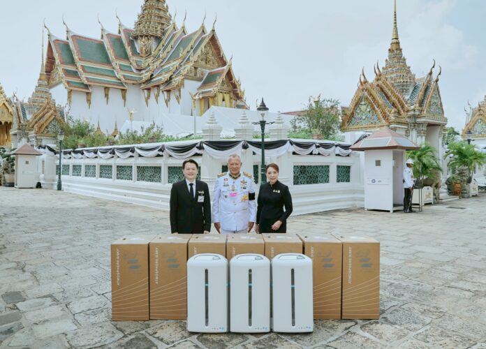 Hand over Atmosphere Sky by Amway to the Bureau of the Royal Household