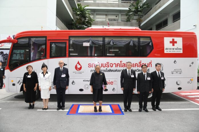 คิวพี น้อมเกล้าฯ ถวายรถโดยสารสนับสนุนสภากาชาดไทย