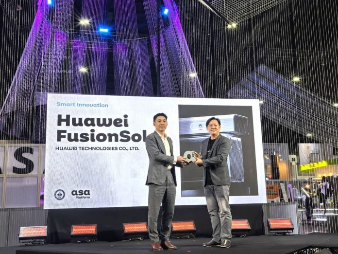ผู้บริหาร Huawei Digital Power รับรางวัล Smart Innovation